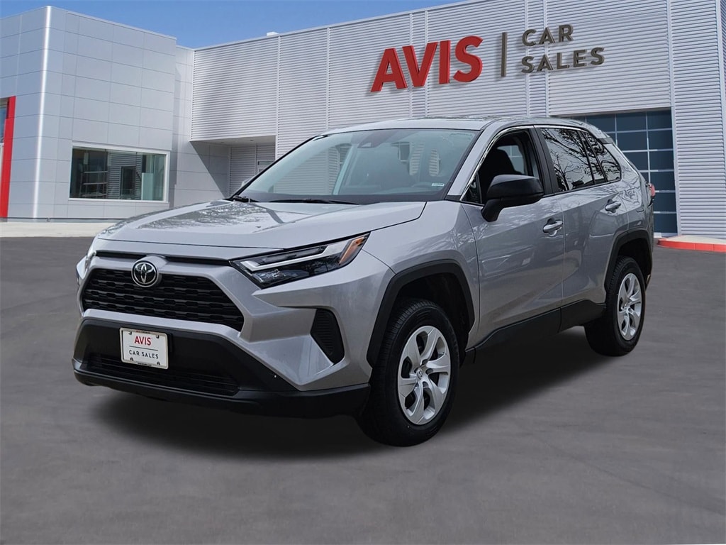 2025 Toyota RAV4 LE's photo