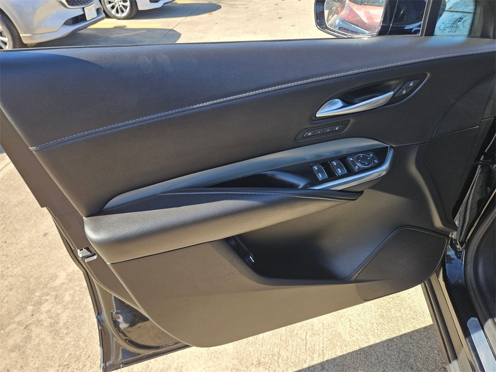 Thumbnail: 2023 Cadillac XT4 - 14