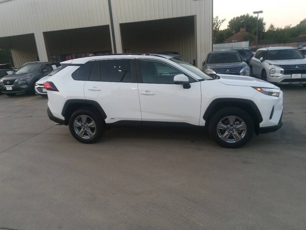 2025 Toyota RAV4 Hybrid XLE photo 4