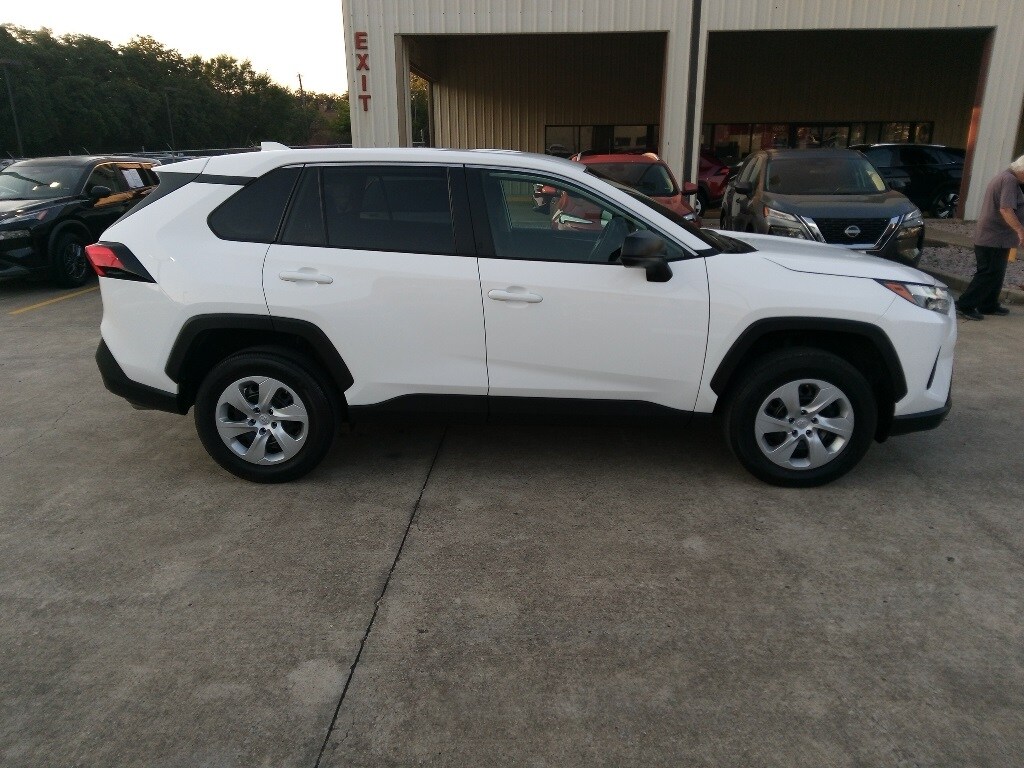 2025 Toyota RAV4 LE photo 3