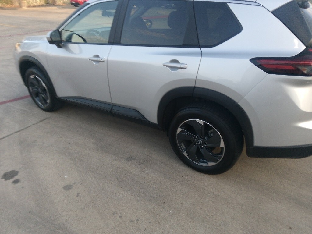 2024 Nissan Rogue SV photo 4