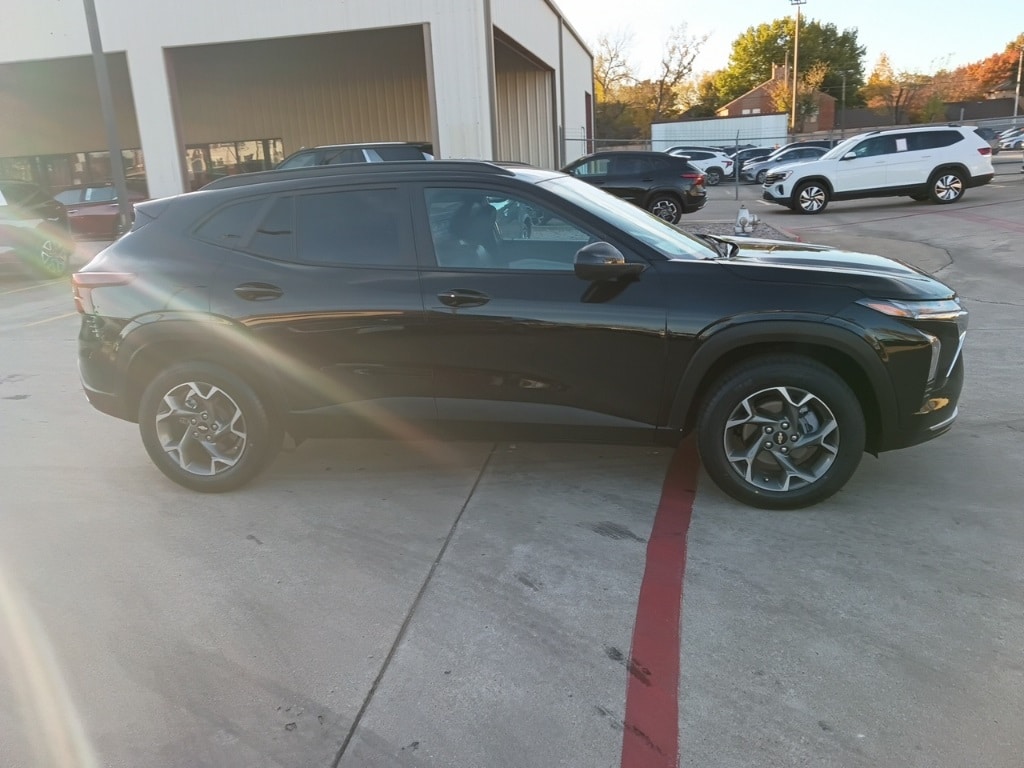 Thumbnail: 2025 Chevrolet Trax - 4