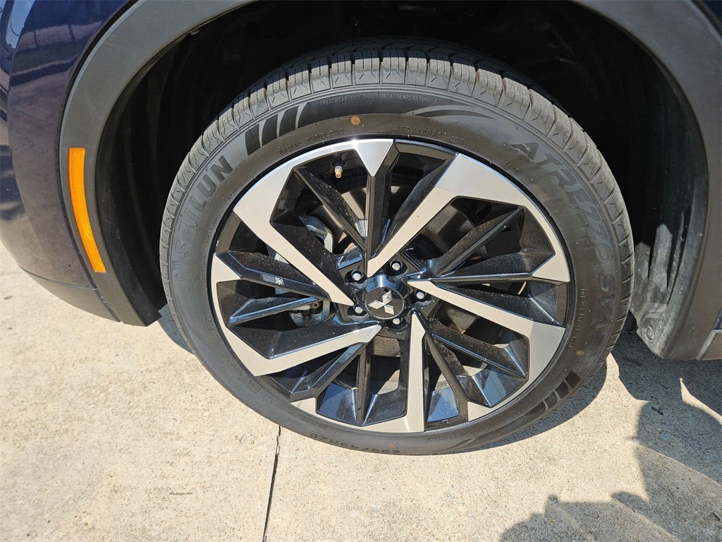 Thumbnail: 2023 Mitsubishi Outlander - 31