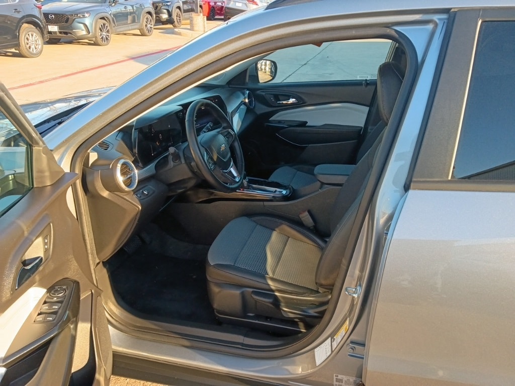 Thumbnail: 2025 Chevrolet Trax - 3