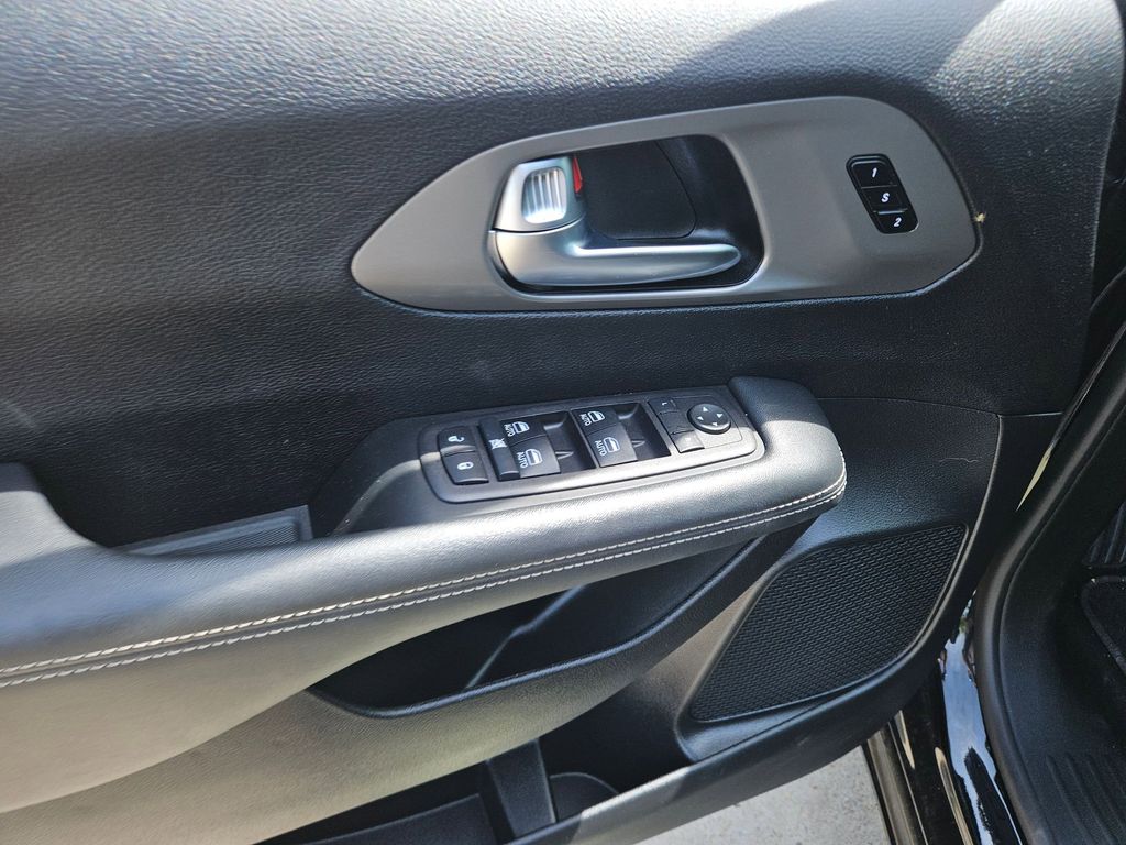 Thumbnail: 2025 Chrysler Pacifica - 15