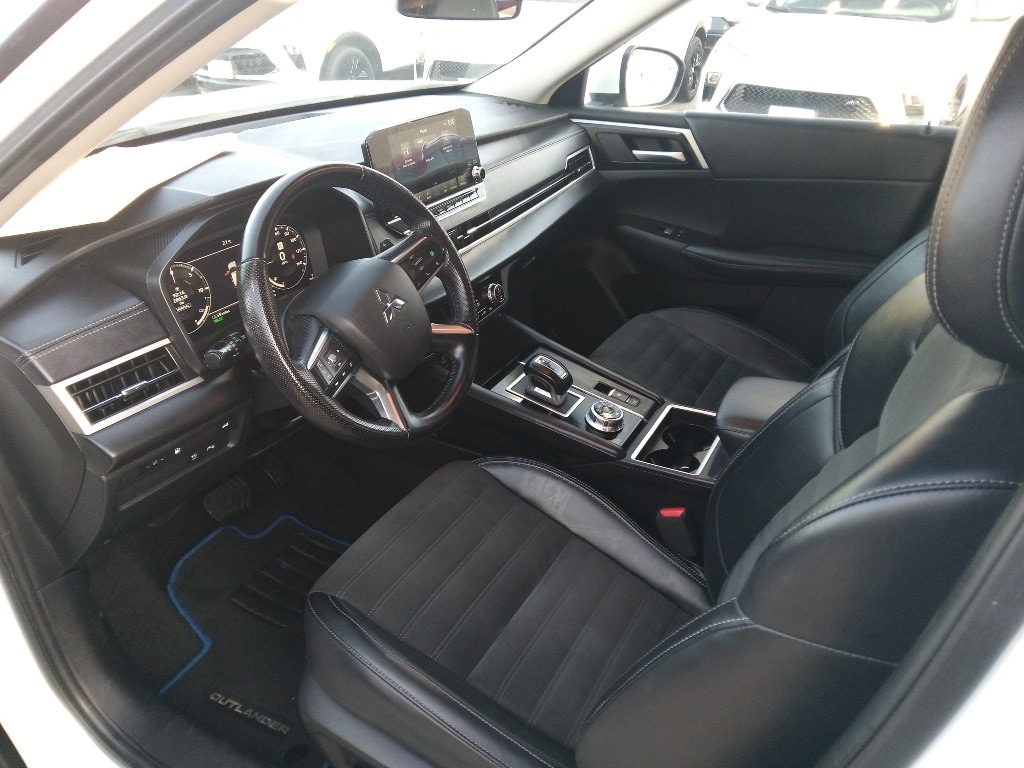Thumbnail: 2023 Mitsubishi Outlander - 9