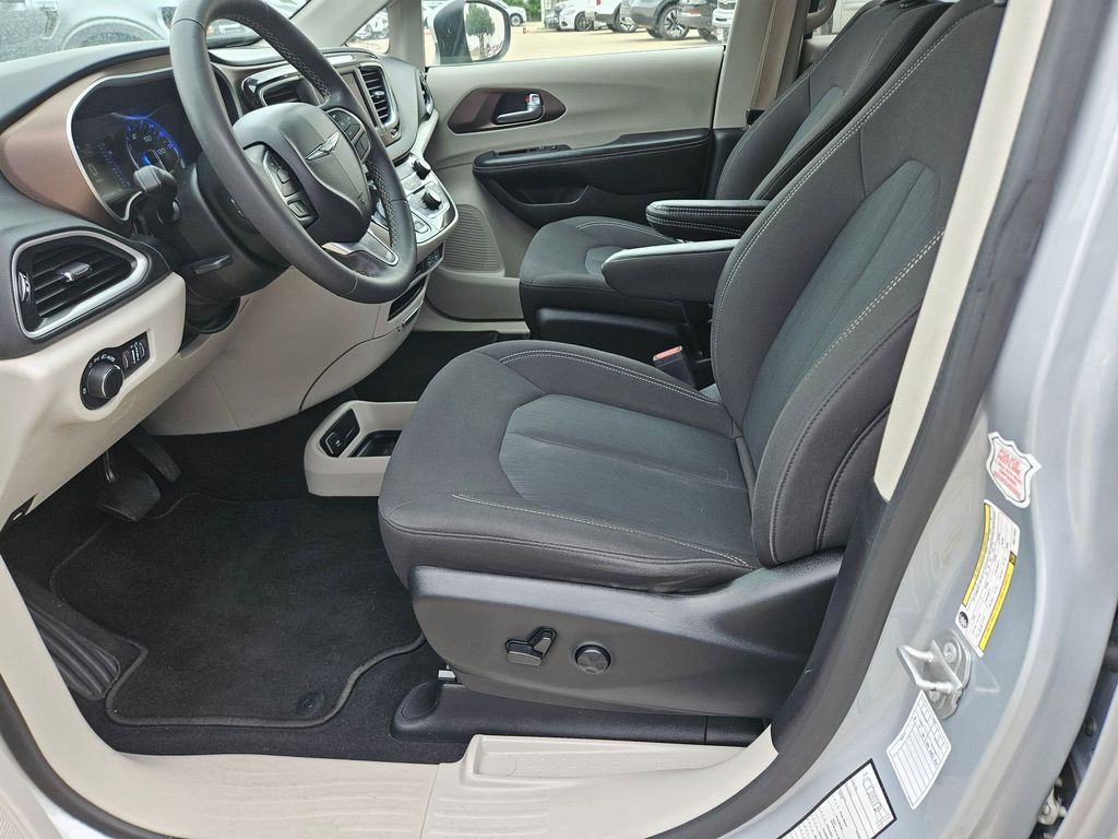 Thumbnail: 2023 Chrysler Voyager - 11