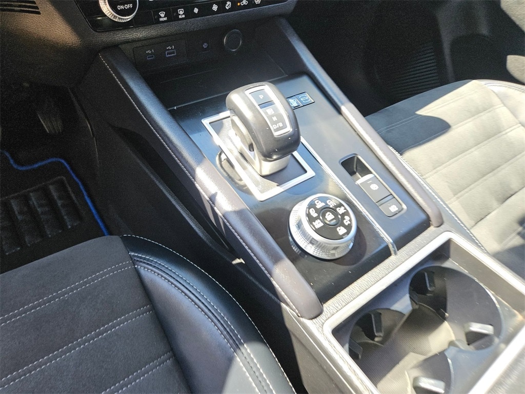 Thumbnail: 2023 Mitsubishi Outlander - 17