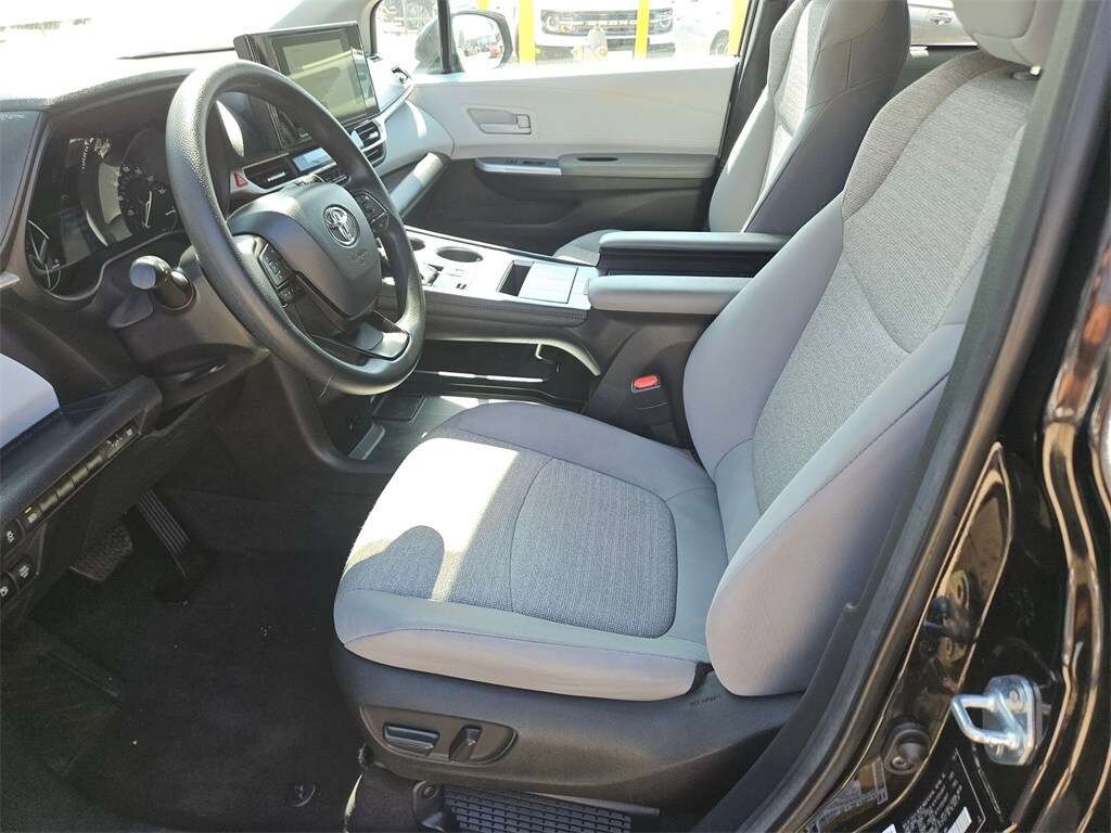 Thumbnail: 2025 Toyota Sienna - 11