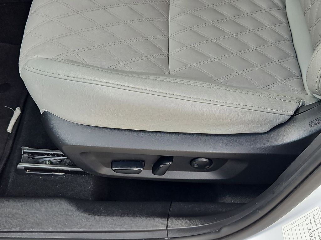 Thumbnail: 2024 Mitsubishi Outlander - 14