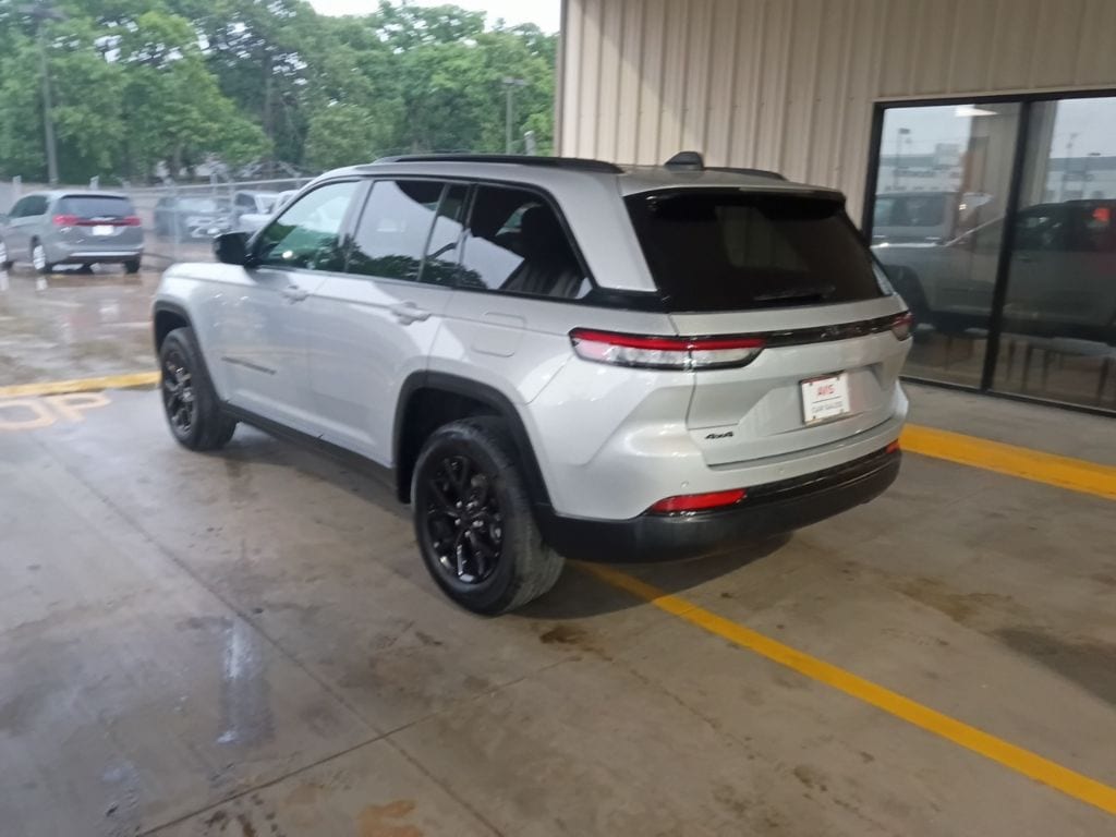 Thumbnail: 2025 Jeep Grand Cherokee - 8