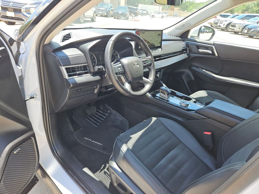 Thumbnail: 2025 Mitsubishi Outlander - 13