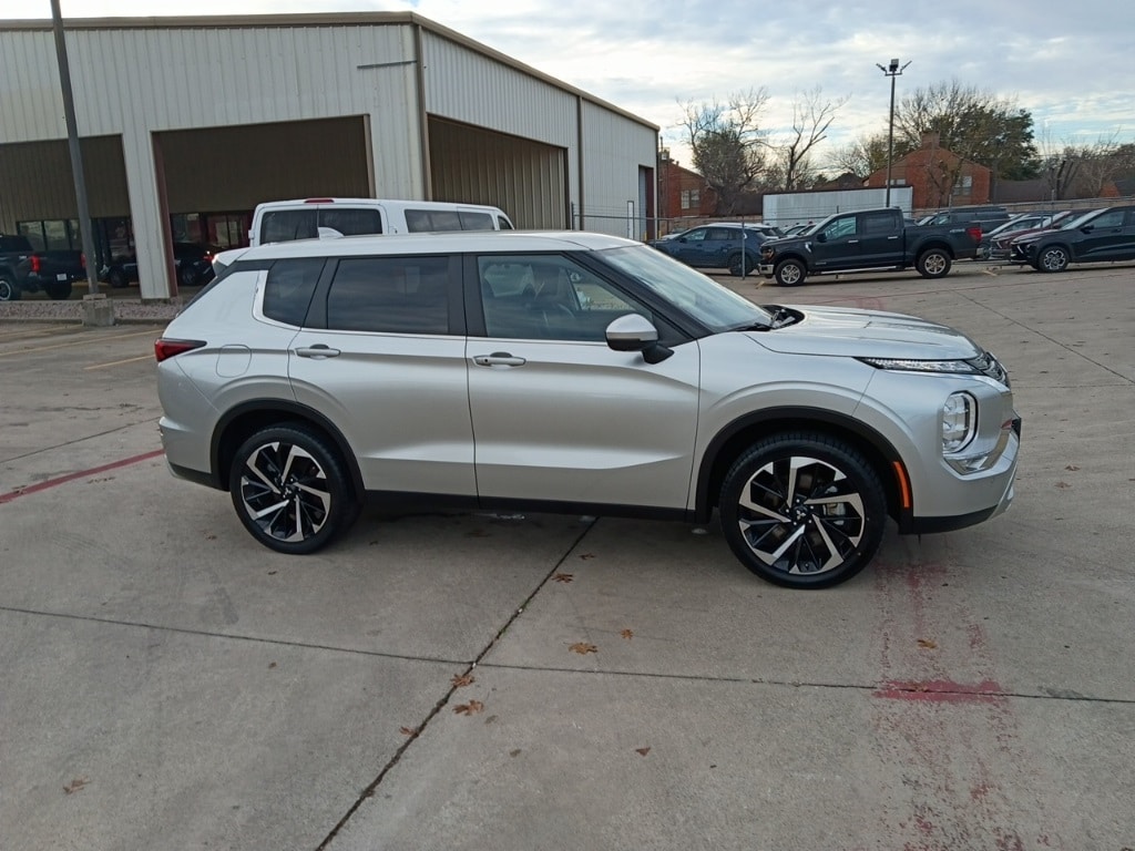 Thumbnail: 2024 Mitsubishi Outlander - 4