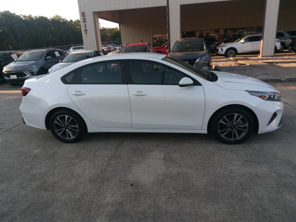 Thumbnail: 2024 Kia Forte - 4