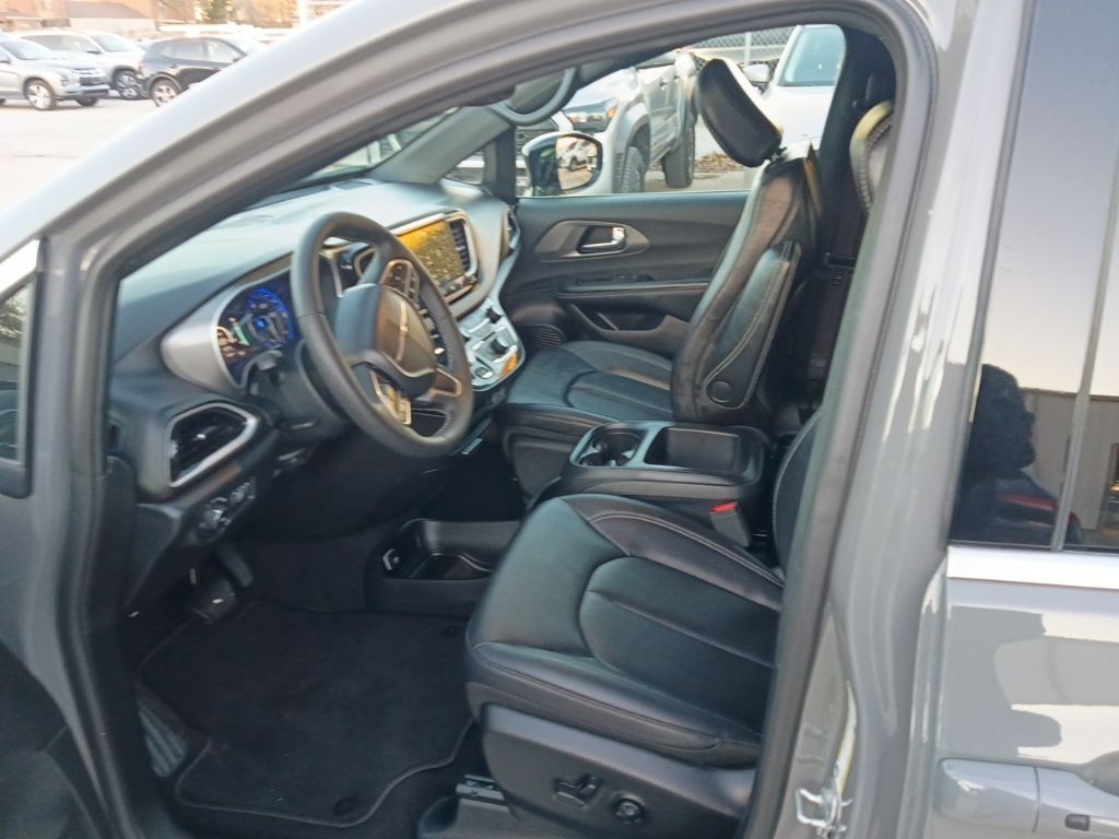 Thumbnail: 2025 Chrysler Pacifica - 3