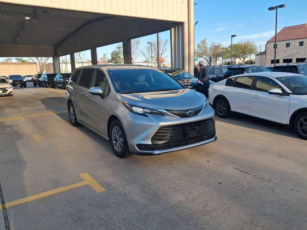 Thumbnail: 2025 Toyota Sienna - 6