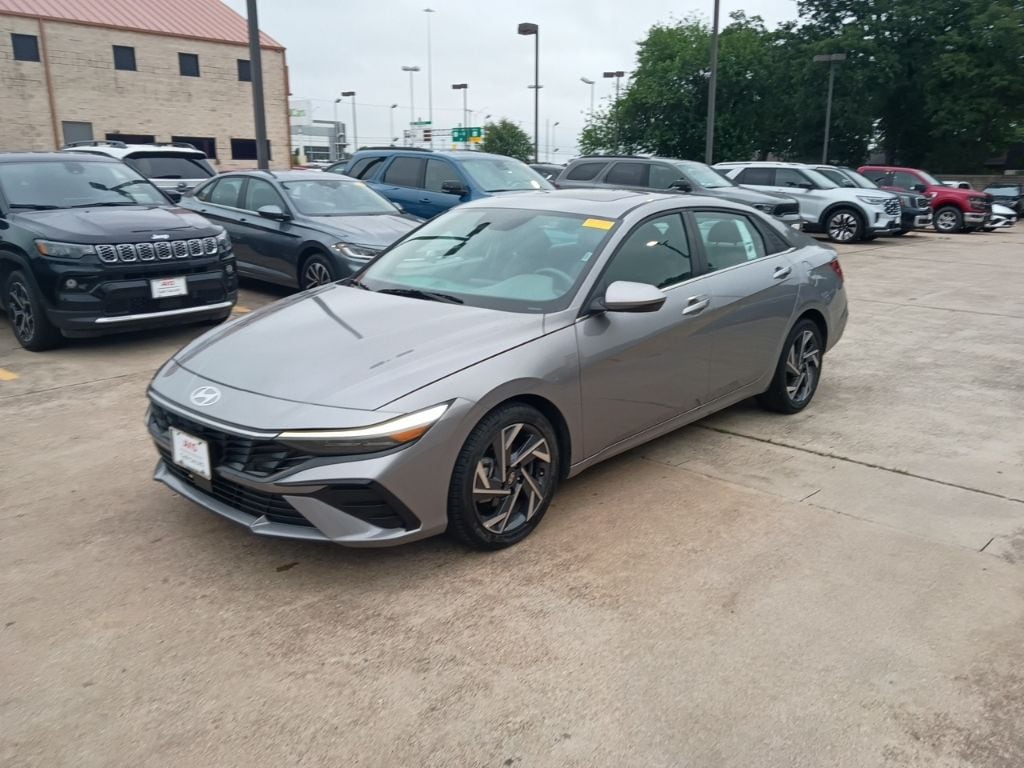2025 Hyundai Elantra's photo