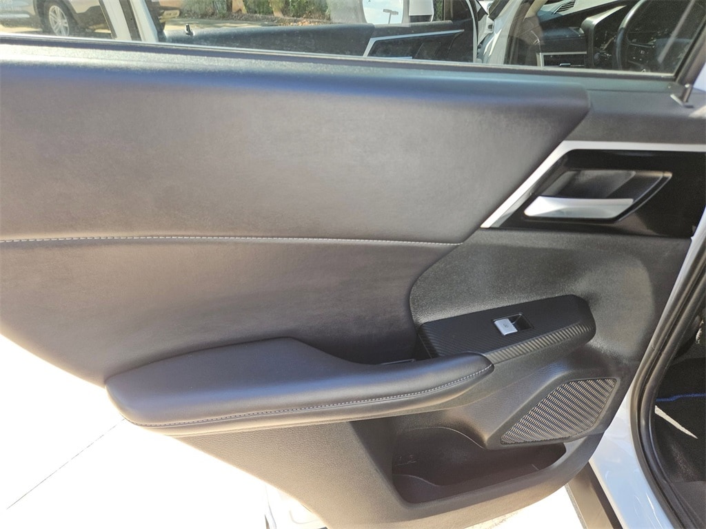 Thumbnail: 2023 Mitsubishi Outlander - 26