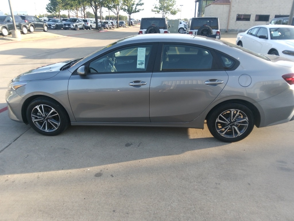 Thumbnail: 2024 Kia Forte - 3
