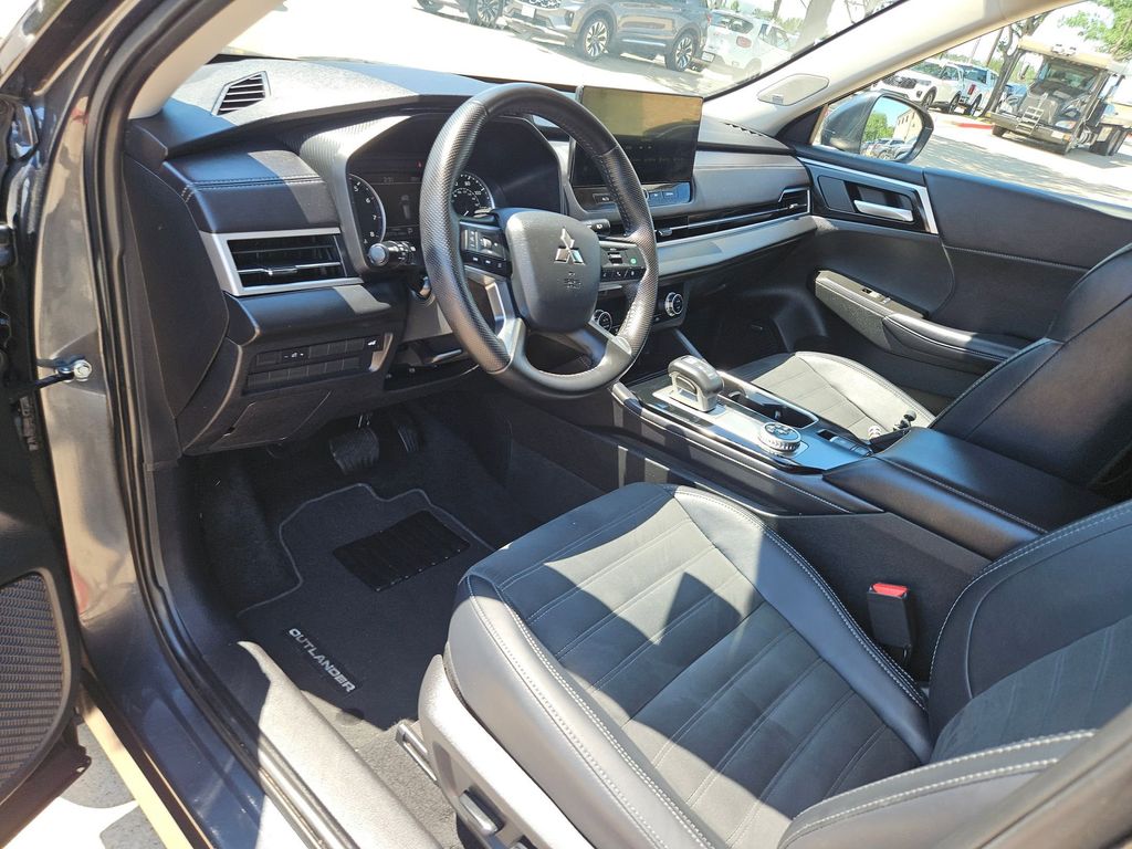 Thumbnail: 2025 Mitsubishi Outlander - 13