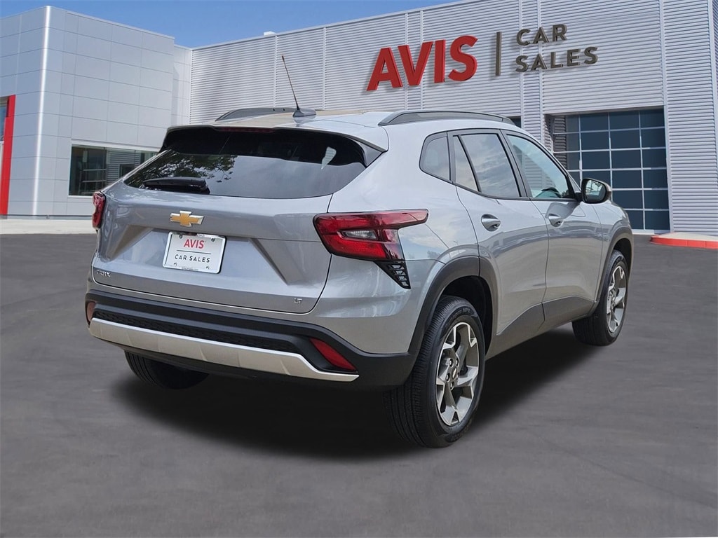 2025 Chevrolet Trax LT photo 4