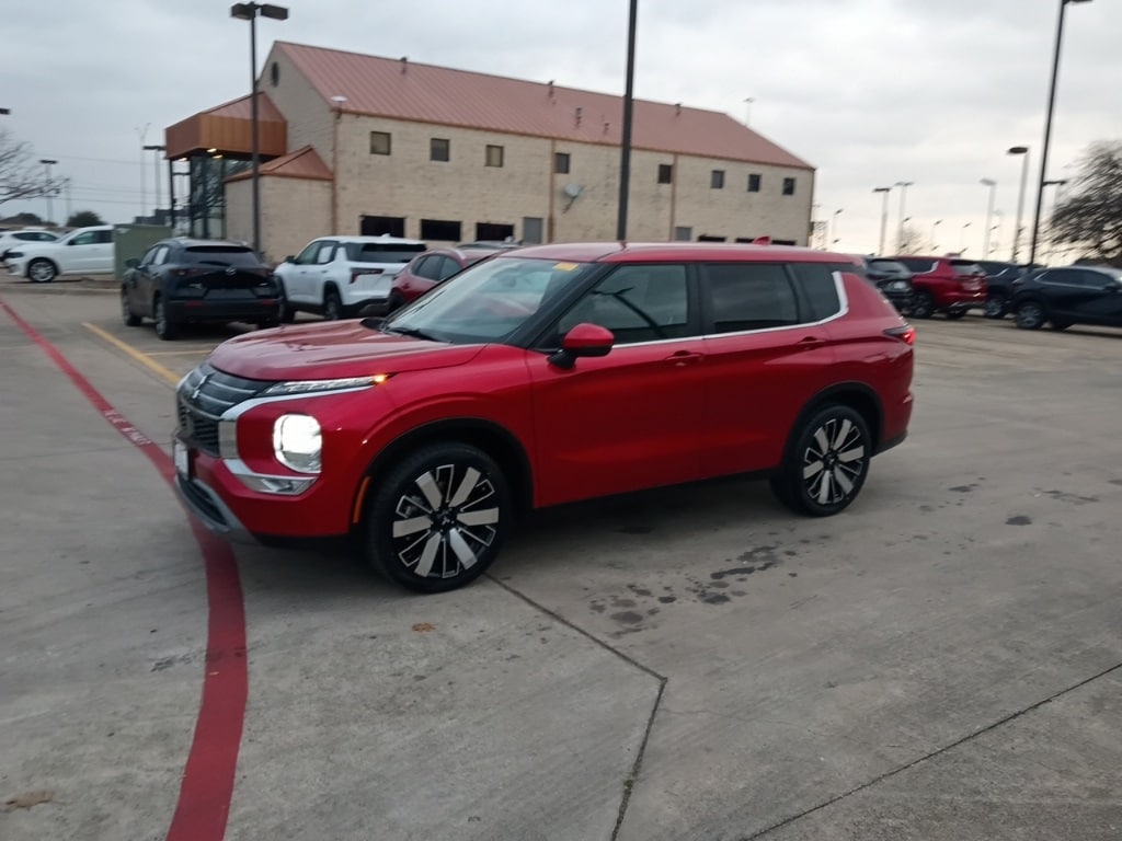 2025 Mitsubishi Outlander SE's photo