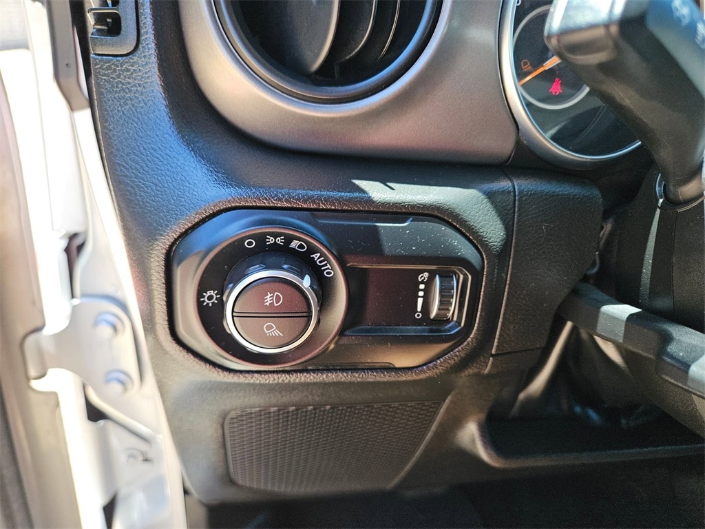 Thumbnail: 2023 Jeep Gladiator - 21