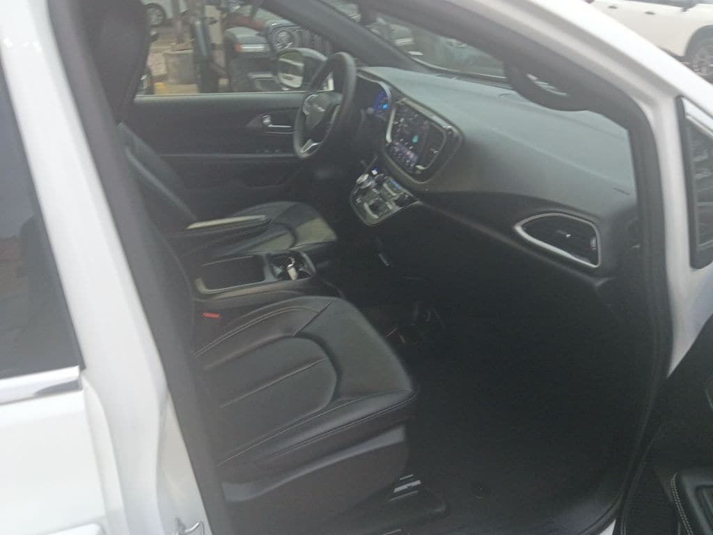 Thumbnail: 2025 Chrysler Pacifica - 8