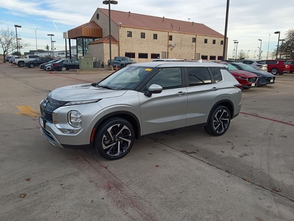 Thumbnail: 2024 Mitsubishi Outlander - 1