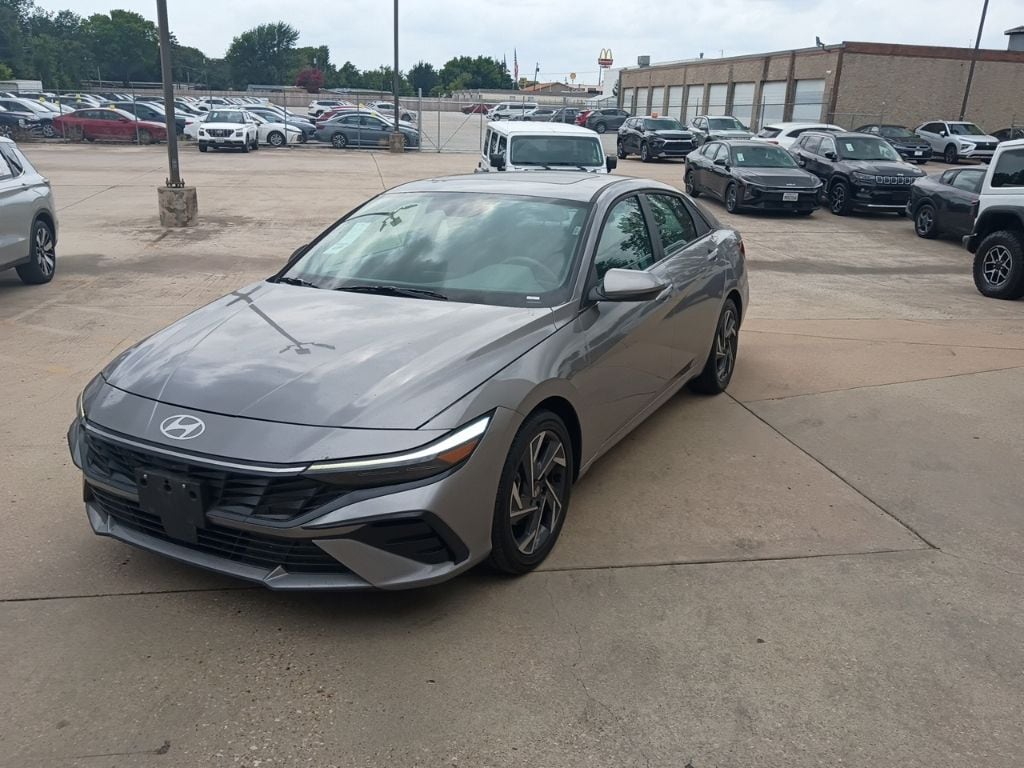 Thumbnail: 2025 Hyundai Elantra - 4