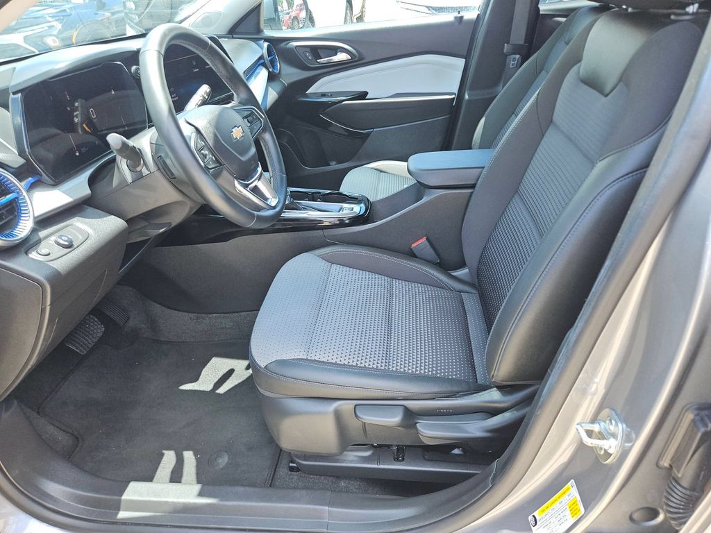 Thumbnail: 2025 Chevrolet Trax - 11