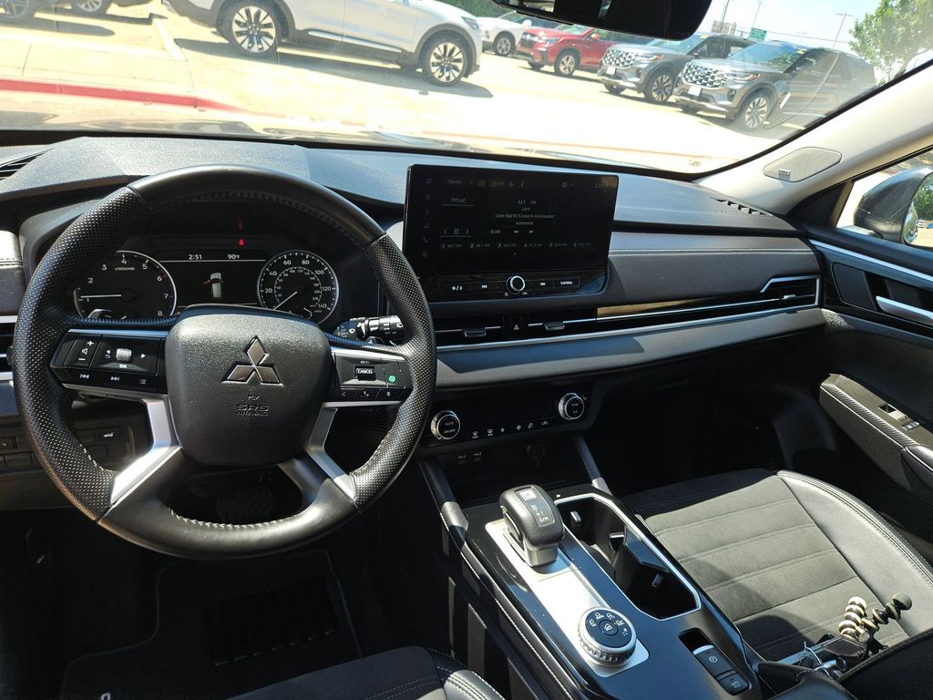 Thumbnail: 2025 Mitsubishi Outlander - 16