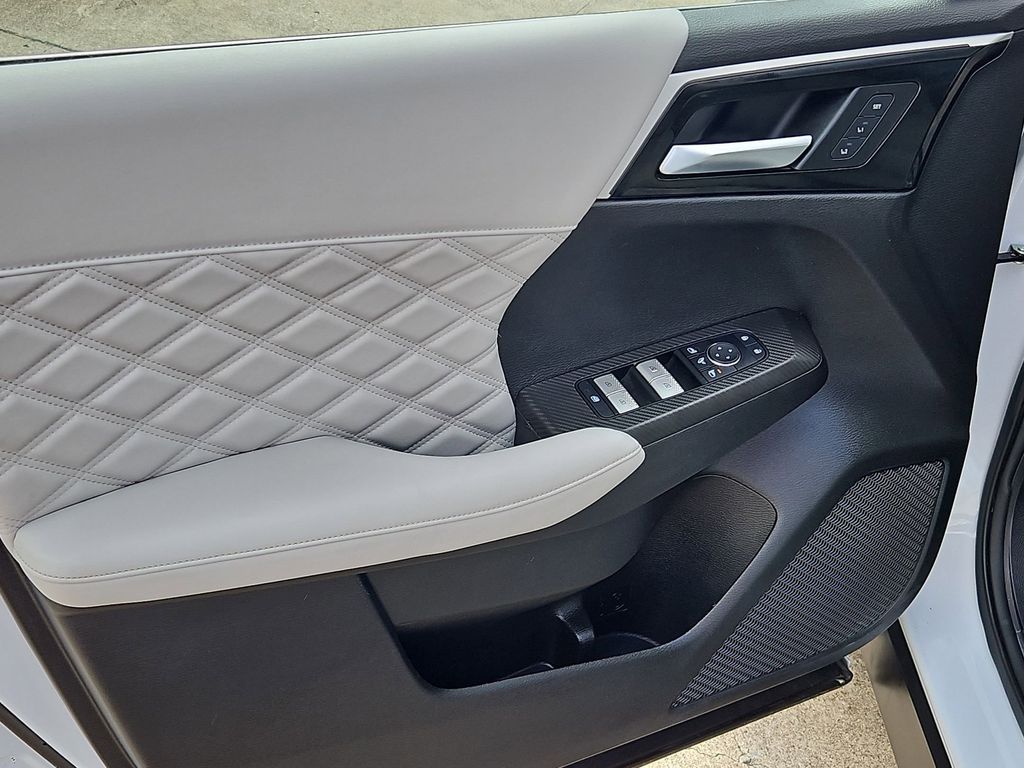 Thumbnail: 2024 Mitsubishi Outlander - 11