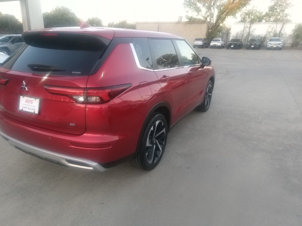 Thumbnail: 2024 Mitsubishi Outlander - 9