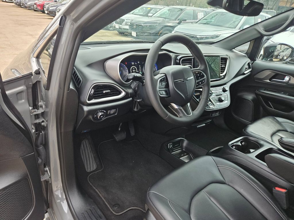 Thumbnail: 2025 Chrysler Pacifica - 13