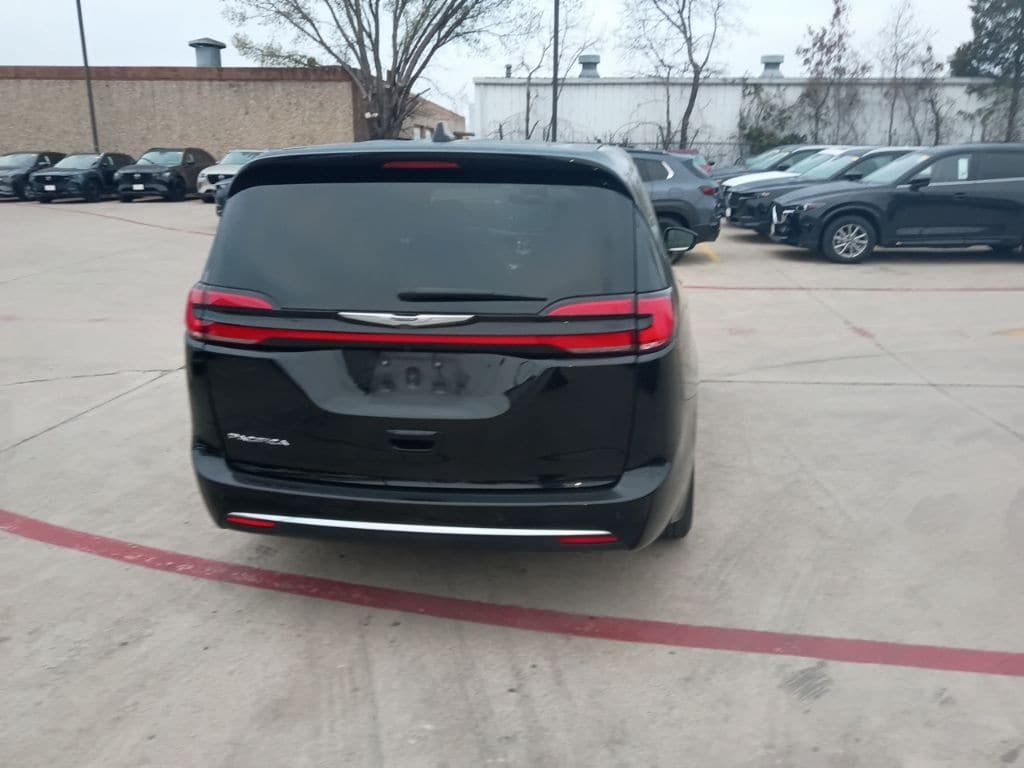 Thumbnail: 2025 Chrysler Pacifica - 9