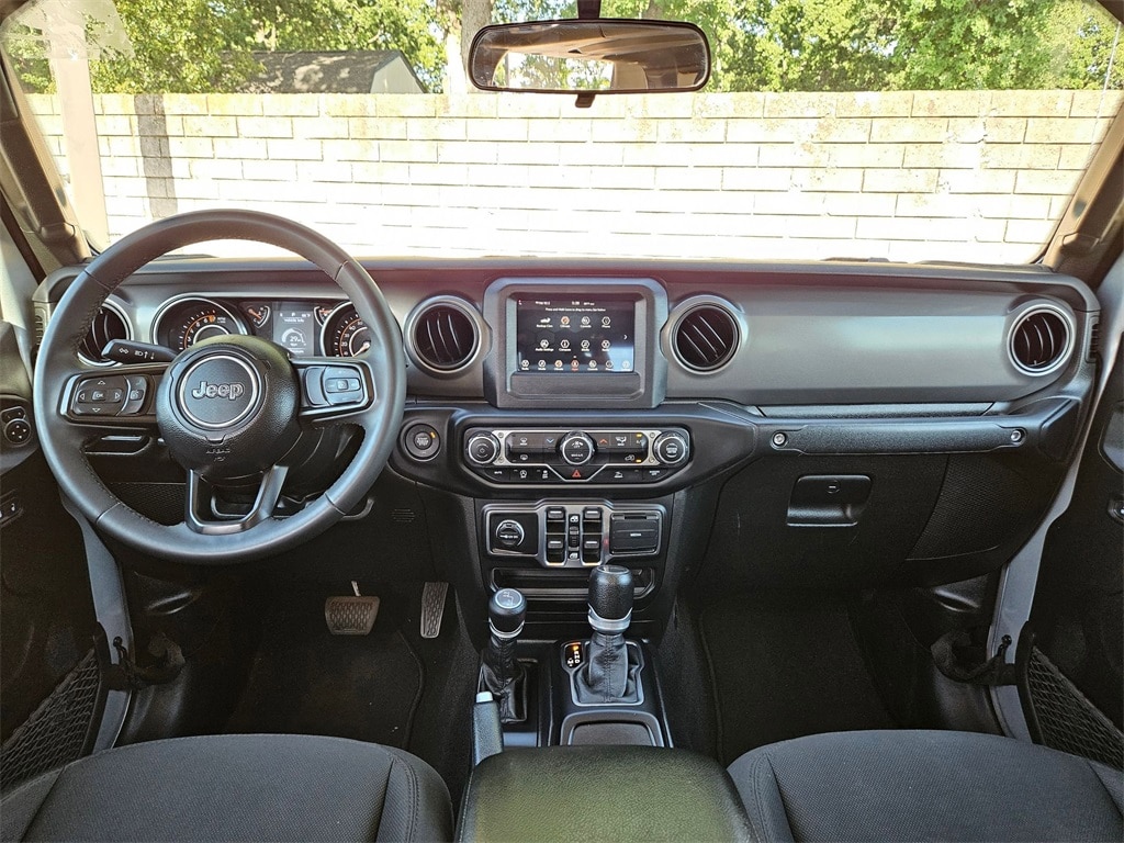 Thumbnail: 2023 Jeep Gladiator - 21