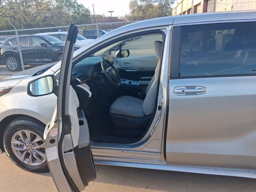 Thumbnail: 2025 Toyota Sienna - 3