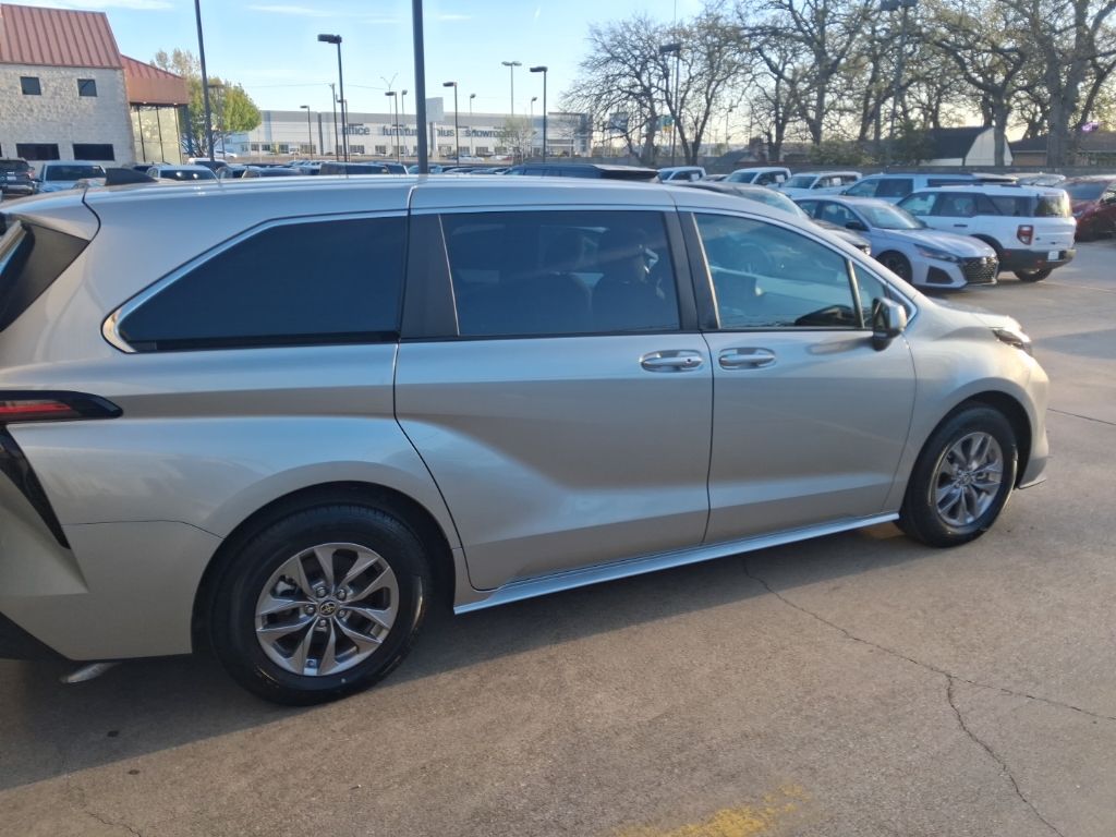 Thumbnail: 2025 Toyota Sienna - 7