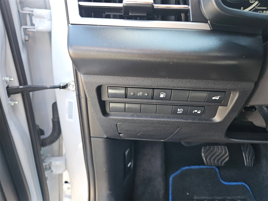 Thumbnail: 2023 Mitsubishi Outlander - 23