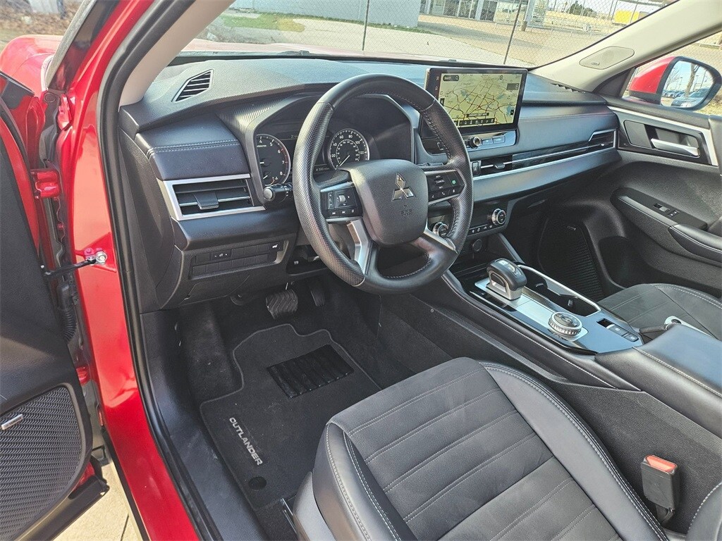 Thumbnail: 2025 Mitsubishi Outlander - 13