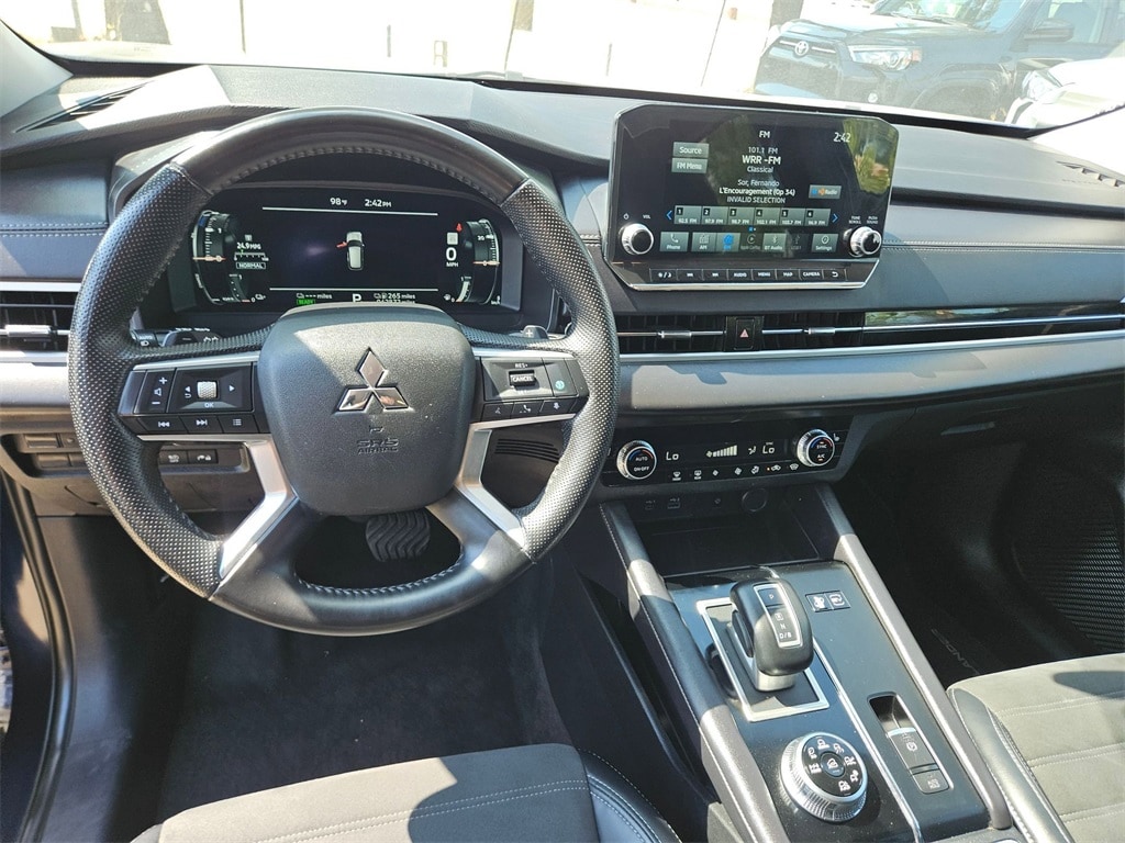 Thumbnail: 2023 Mitsubishi Outlander - 16