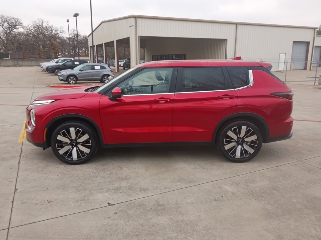 Thumbnail: 2025 Mitsubishi Outlander - 4