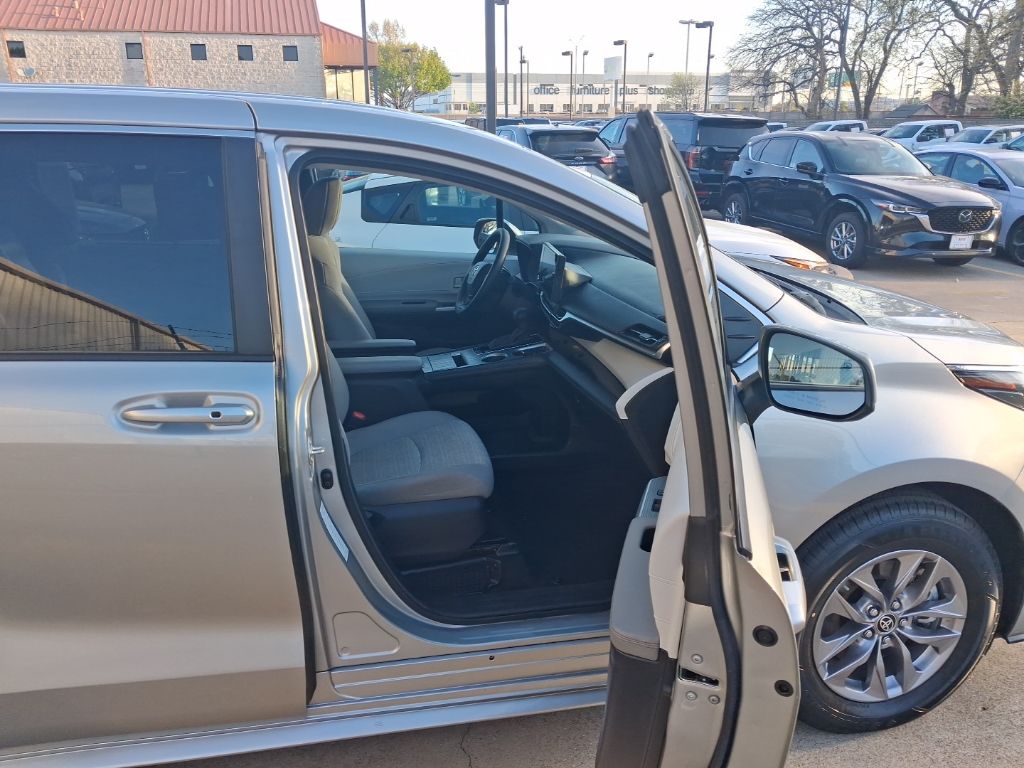 Thumbnail: 2025 Toyota Sienna - 8