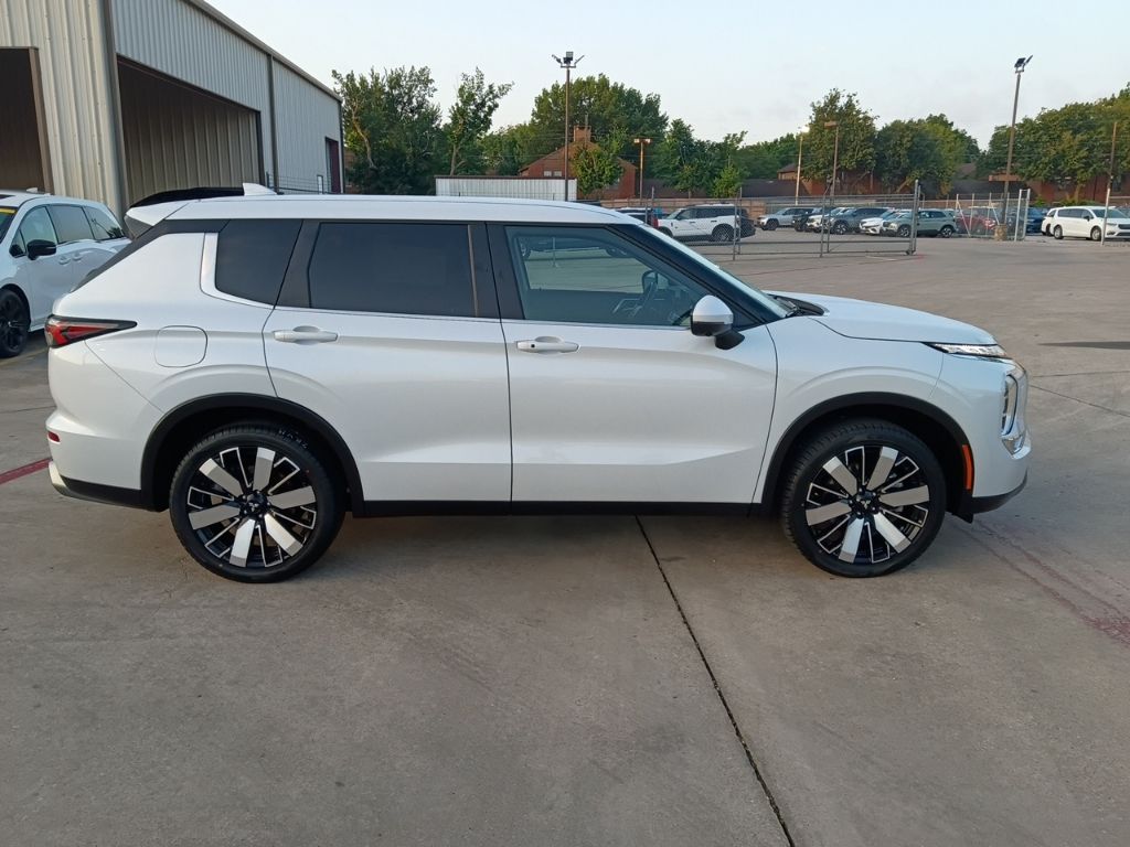 Thumbnail: 2025 Mitsubishi Outlander - 8