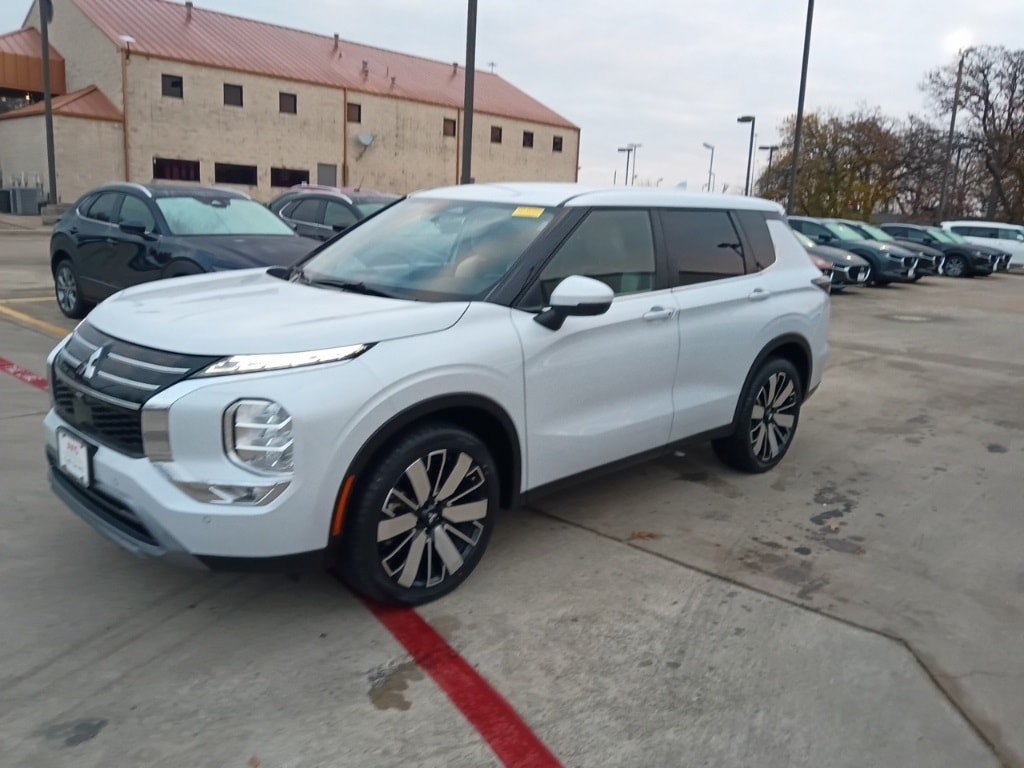 2025 Mitsubishi Outlander SE's photo