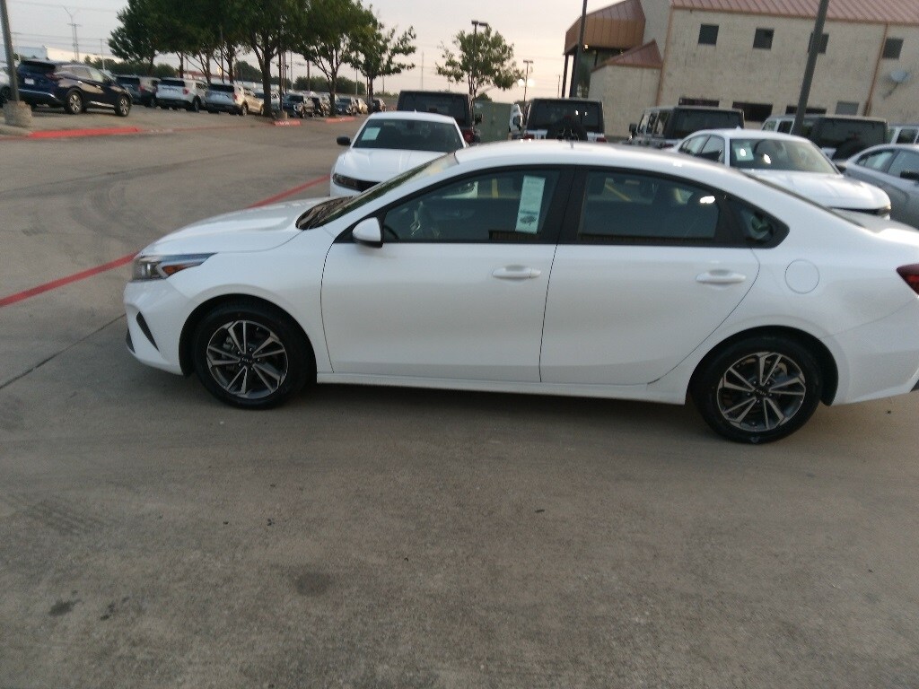 Thumbnail: 2024 Kia Forte - 3