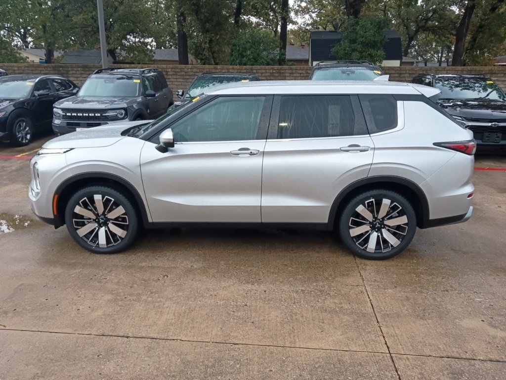 Thumbnail: 2025 Mitsubishi Outlander - 8