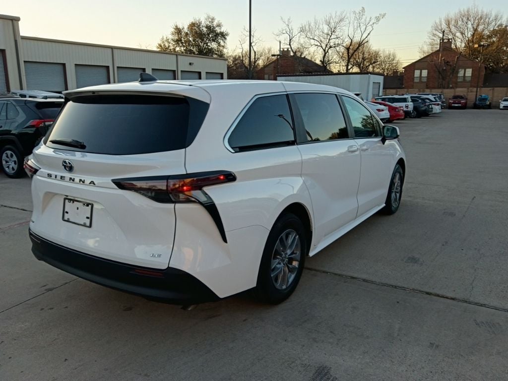 Thumbnail: 2025 Toyota Sienna - 9