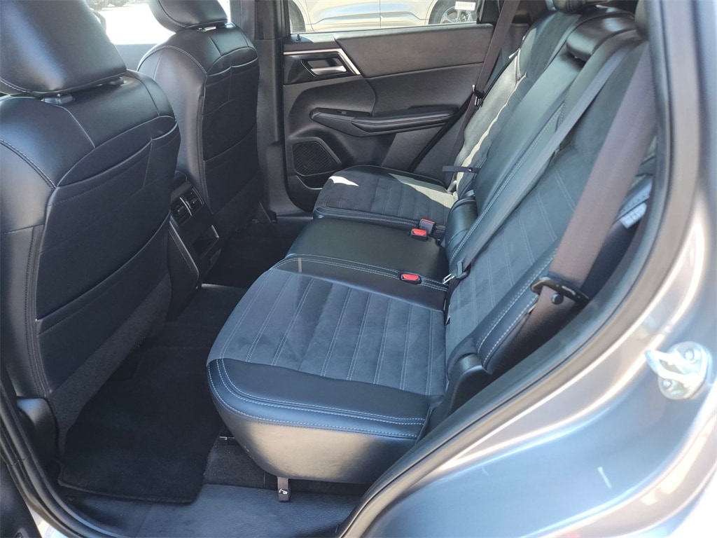 Thumbnail: 2024 Mitsubishi Outlander - 24